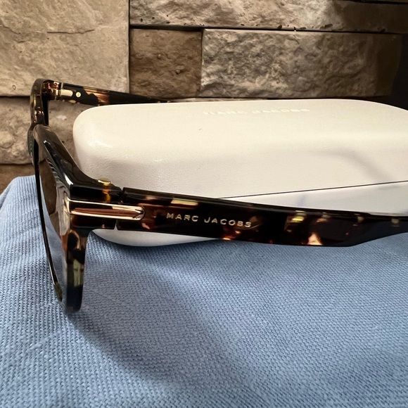 Marc Jacobs tortoise sunnies with case - Picture 5 of 12